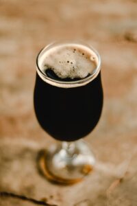 As Cervejas Porters são escuras e ricas em sabores de malte tostado, chocolate e café. Conheça as 5 principais estilos de Cerveja artesanal em alta.