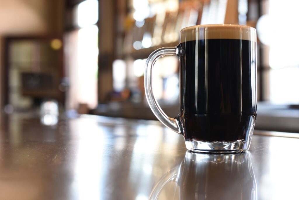Cerveja artesanal estilo Stout. As Stouts são cervejas escuras, frequentemente com sabores intensos de malte torrado, café e chocolate.